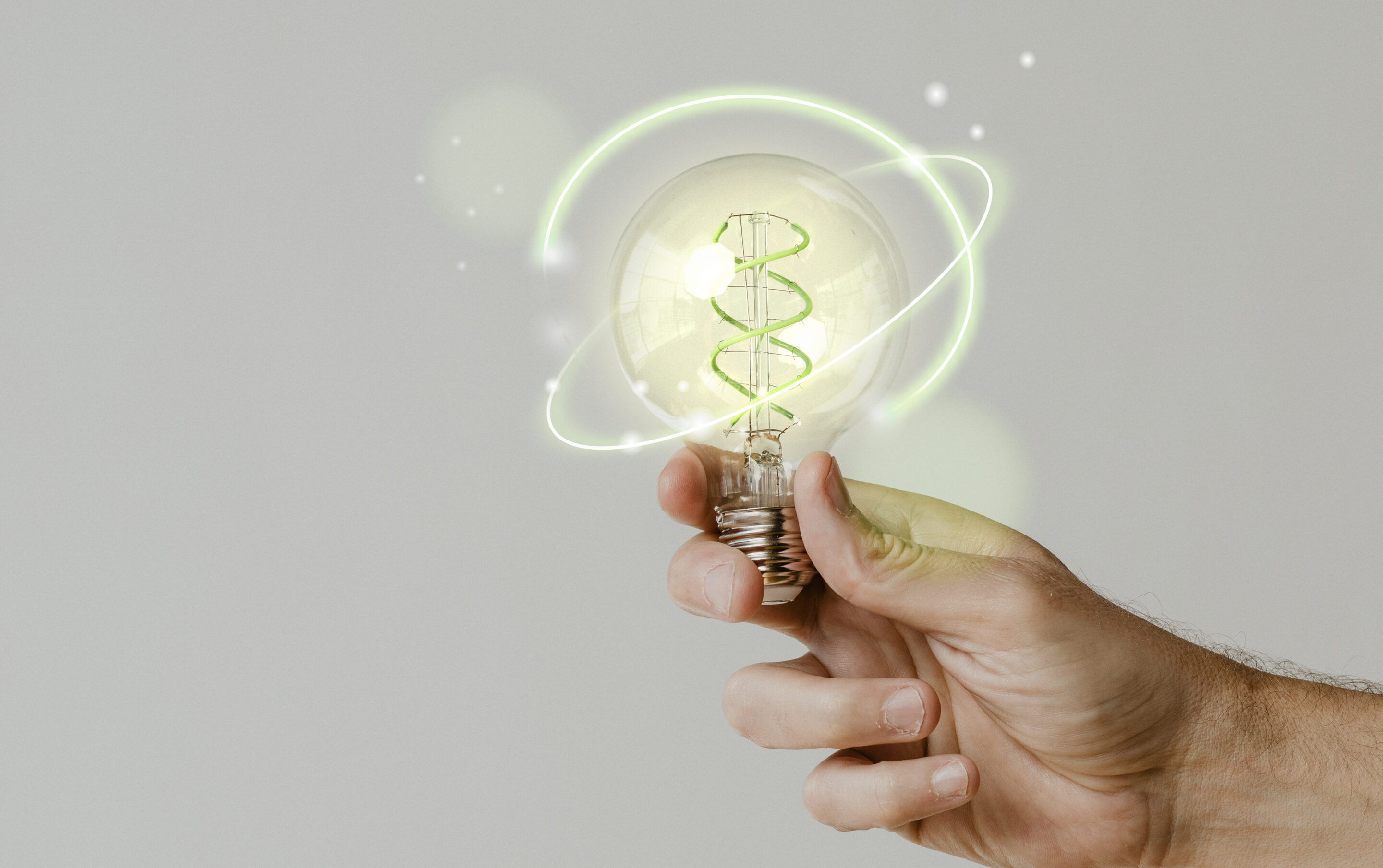 Bombilla con energía verde en el fondo